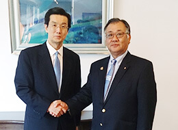 平成28年5月17日 シンガポール大使館訪問 篠田研次特命全権大使と