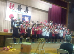 平成29年9月17日 幟町地区敬老会に出席
幟町小学校児童合唱団 長寿を祝う